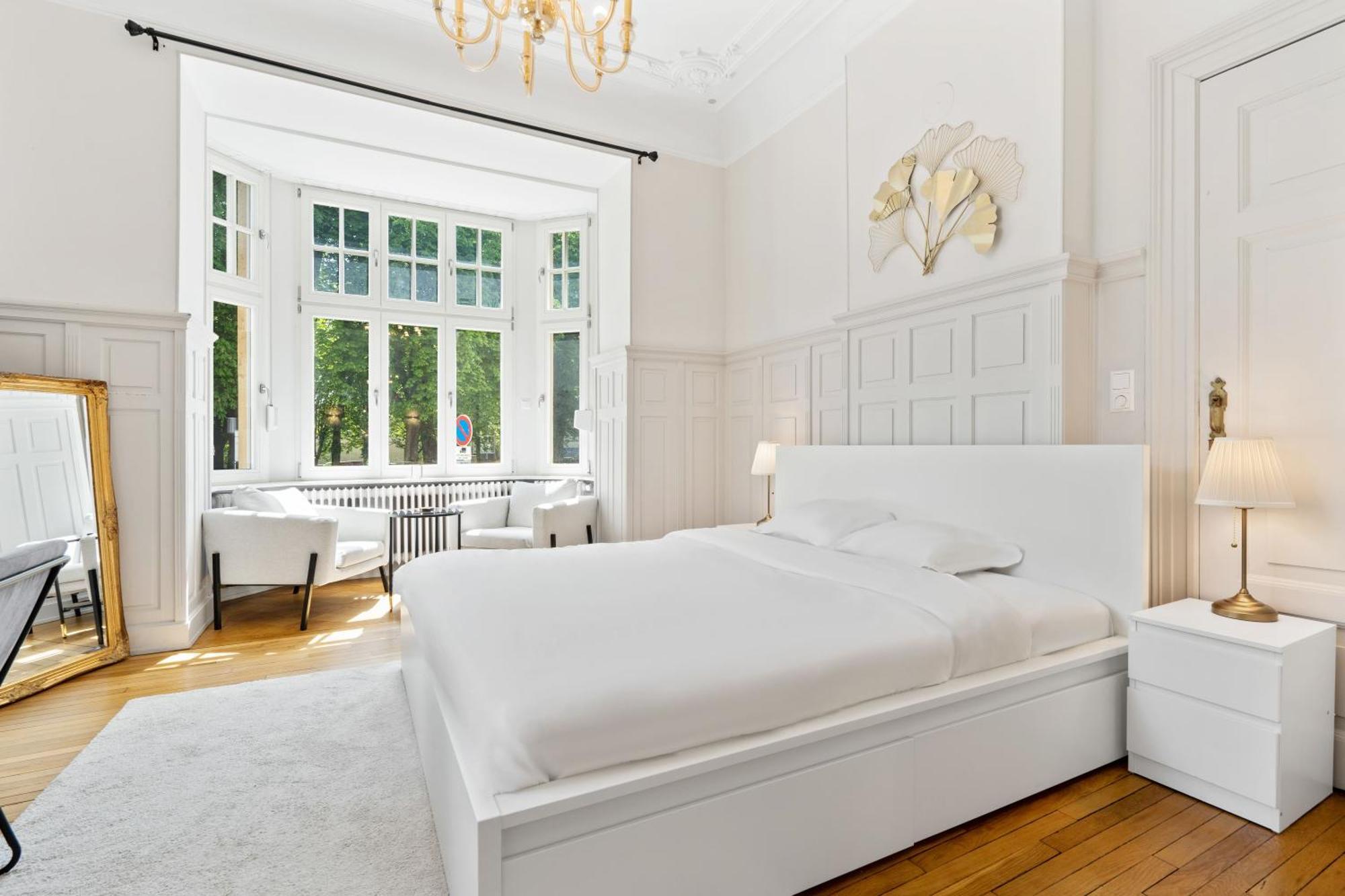 Sleek And Sophisticated In Prime Location *
