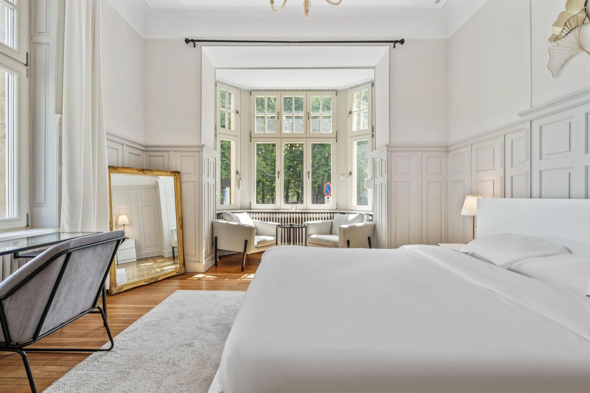 Sleek And Sophisticated In Prime Location *