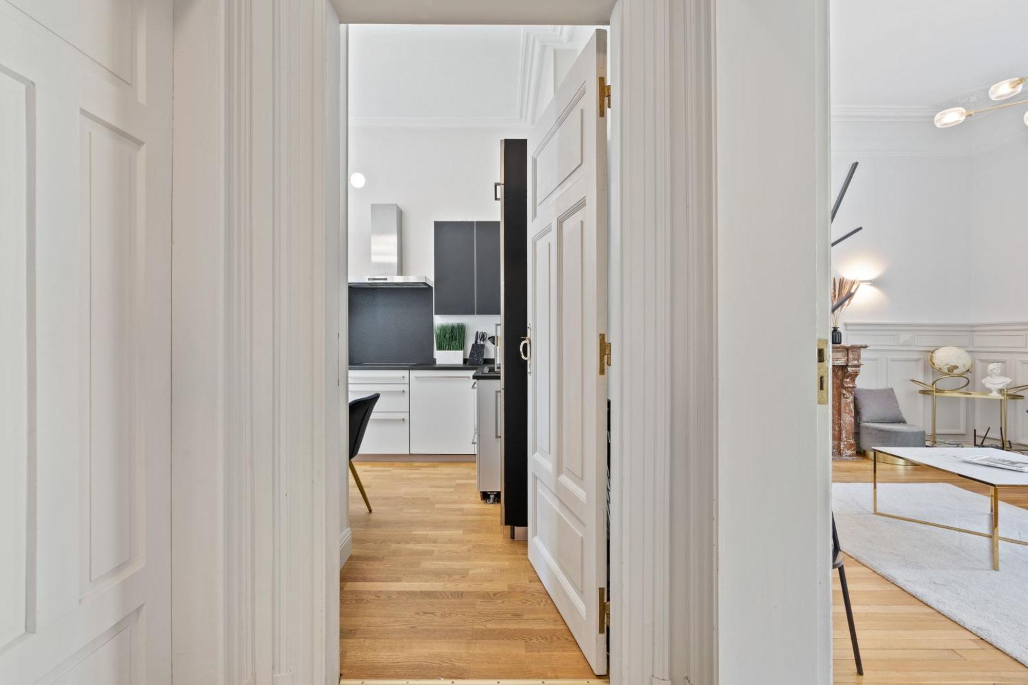 Apartment Sleek And Sophisticated In Prime Location