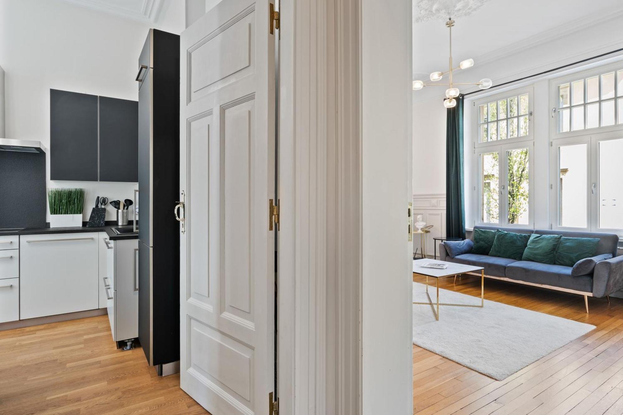 Apartment Sleek And Sophisticated In Prime Location *